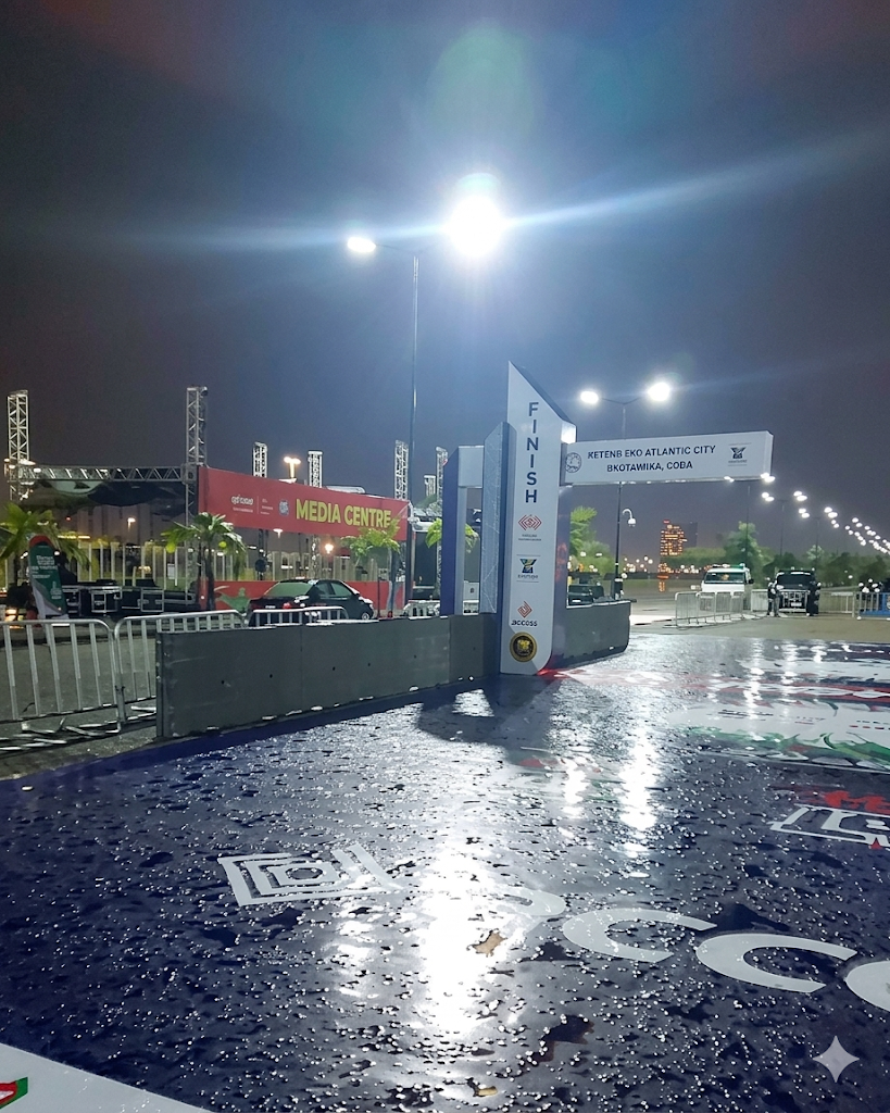 finish line setup ... (rainy day)